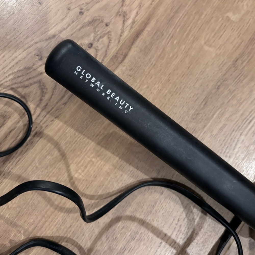 CHI Original 1" Ceramic Hairstyling Iron - Picture 2 of 5